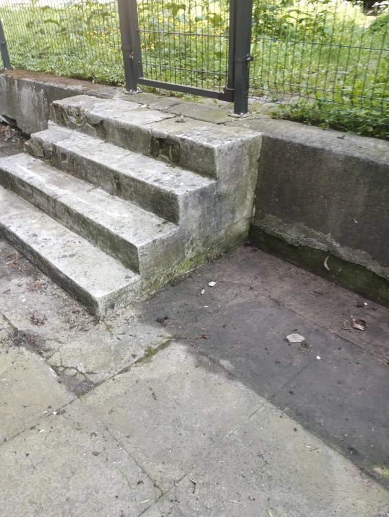 Čištění ploch od trávy , čistění dvorů 1 m2